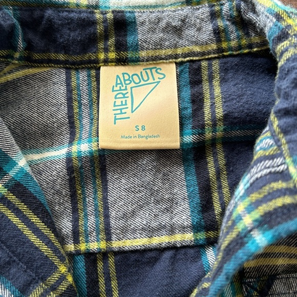 There about long sleeves shirt for boys age 8 - Picture 2 of 3